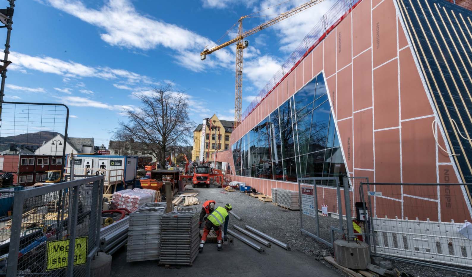 Bybadet i Ålesund ligger flott i terrenget på Utstillingsplassen og nå begynner man virkelig å se hvordan det vil bli til slutt.