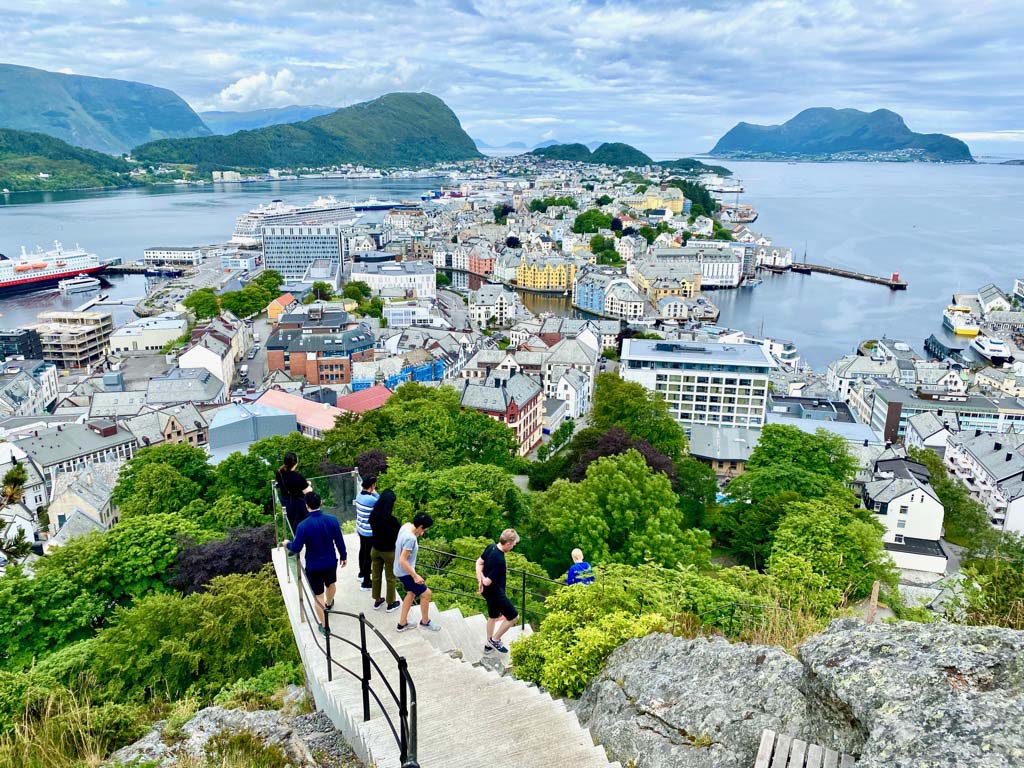 Norske turister kommer for å se landets flotteste by, men ikke bare det. De legger igjen penger til næringsdrivende i sentrum.