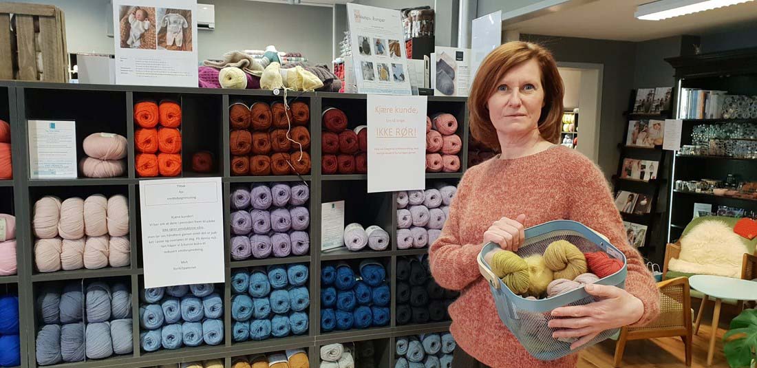 Torill Rønes ved Spøteriet setter stor pris på strikkeglade nordmenn på ferie i hjemlandet, og ikke minst i Ålesund.