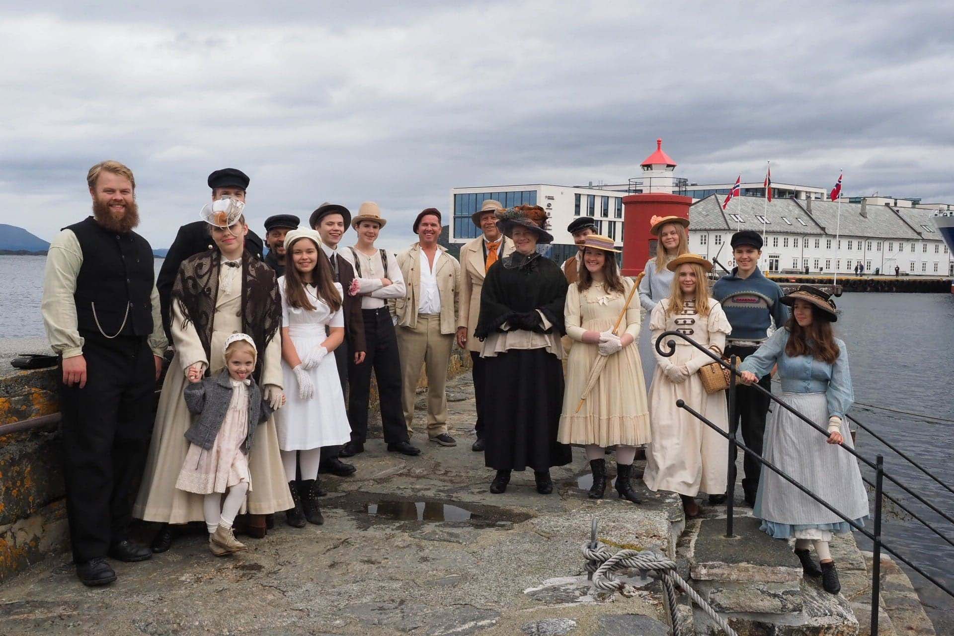 I tidsriktige klær sto Ole Brudes heiaskare på Molja for å ta farvel.