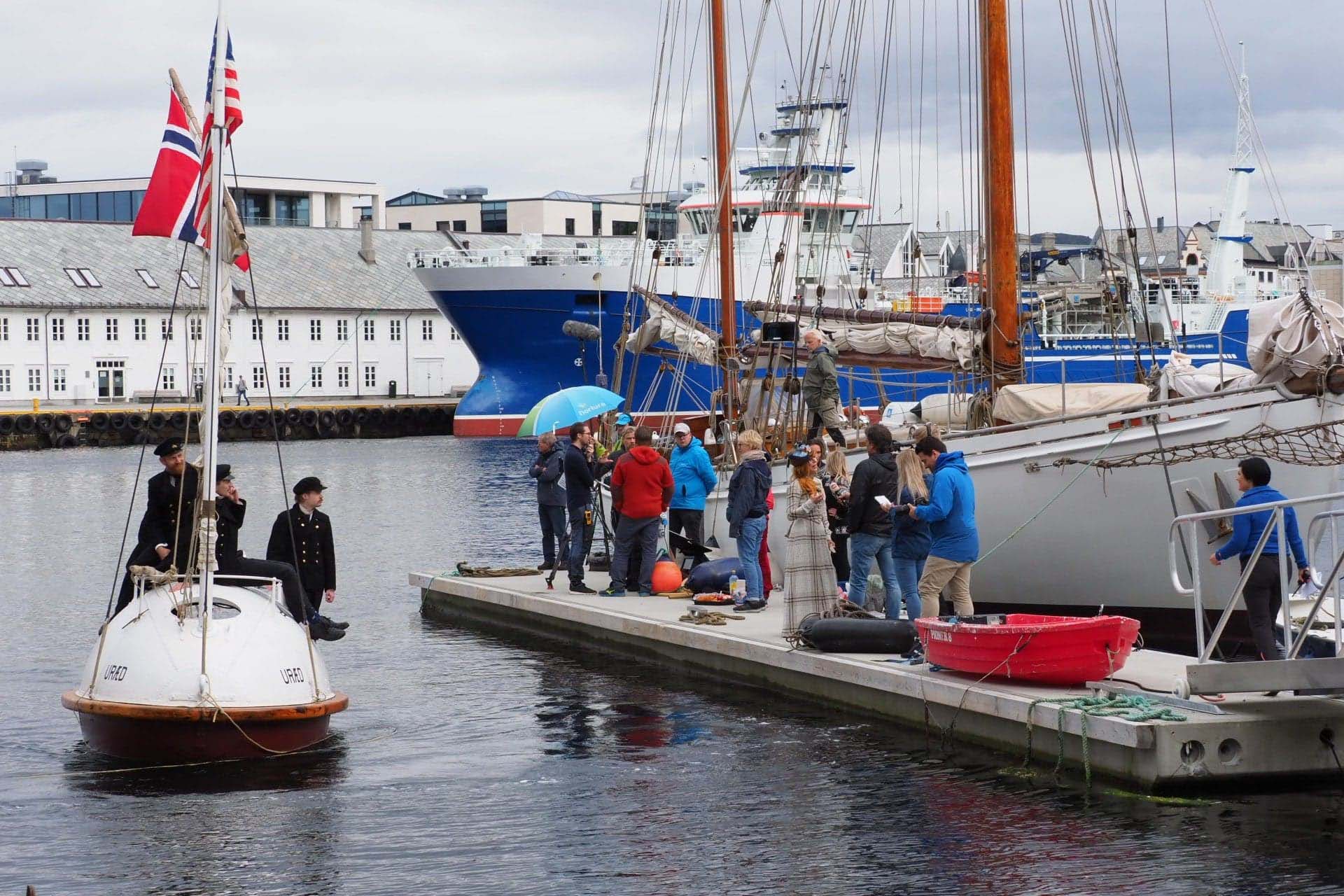 Representanter for lokal presse fikk fotografere og ta bilder under dramatiseringen.