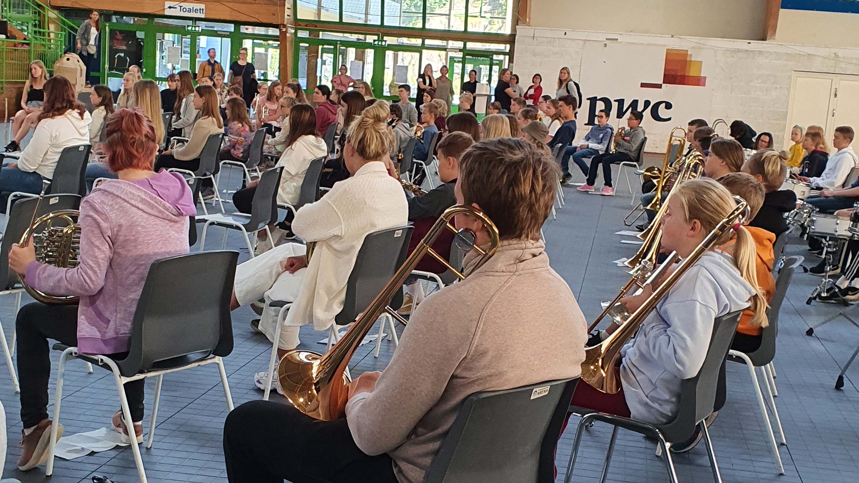 100 korpsmusikere i alderen ni til 19. år lytter oppmerksomt når The Brazz Brothers underviser. Lørdag skal alle i aksjon i Ålesund sentrum.