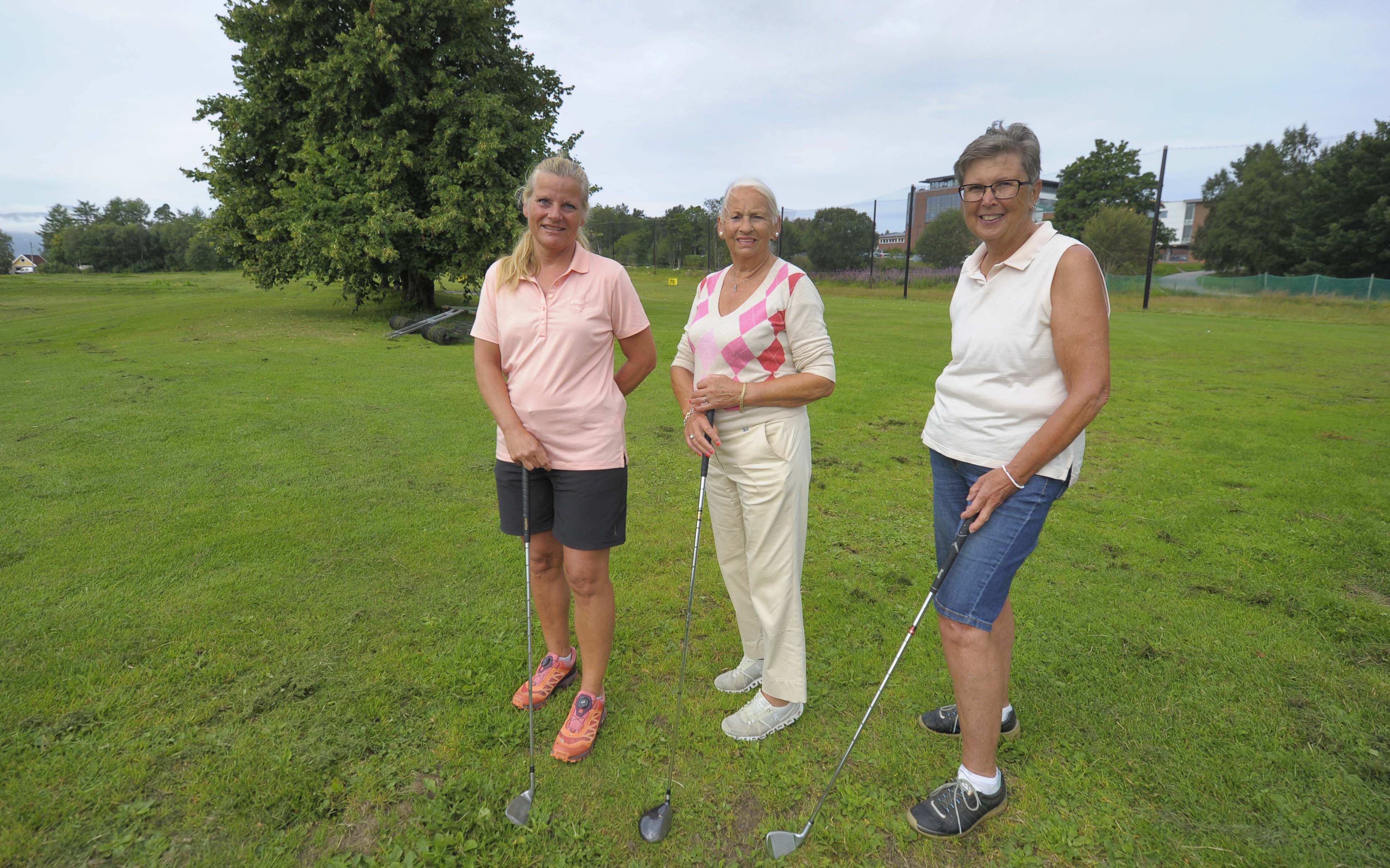 Gro Kristiansen (f.v), Sissel Sunde og Grete Eikrem er instruktører for Golf - Grønn - Glede på Moa golfbane. De ønsker at flere skal få oppleve gleden med å spille golf.