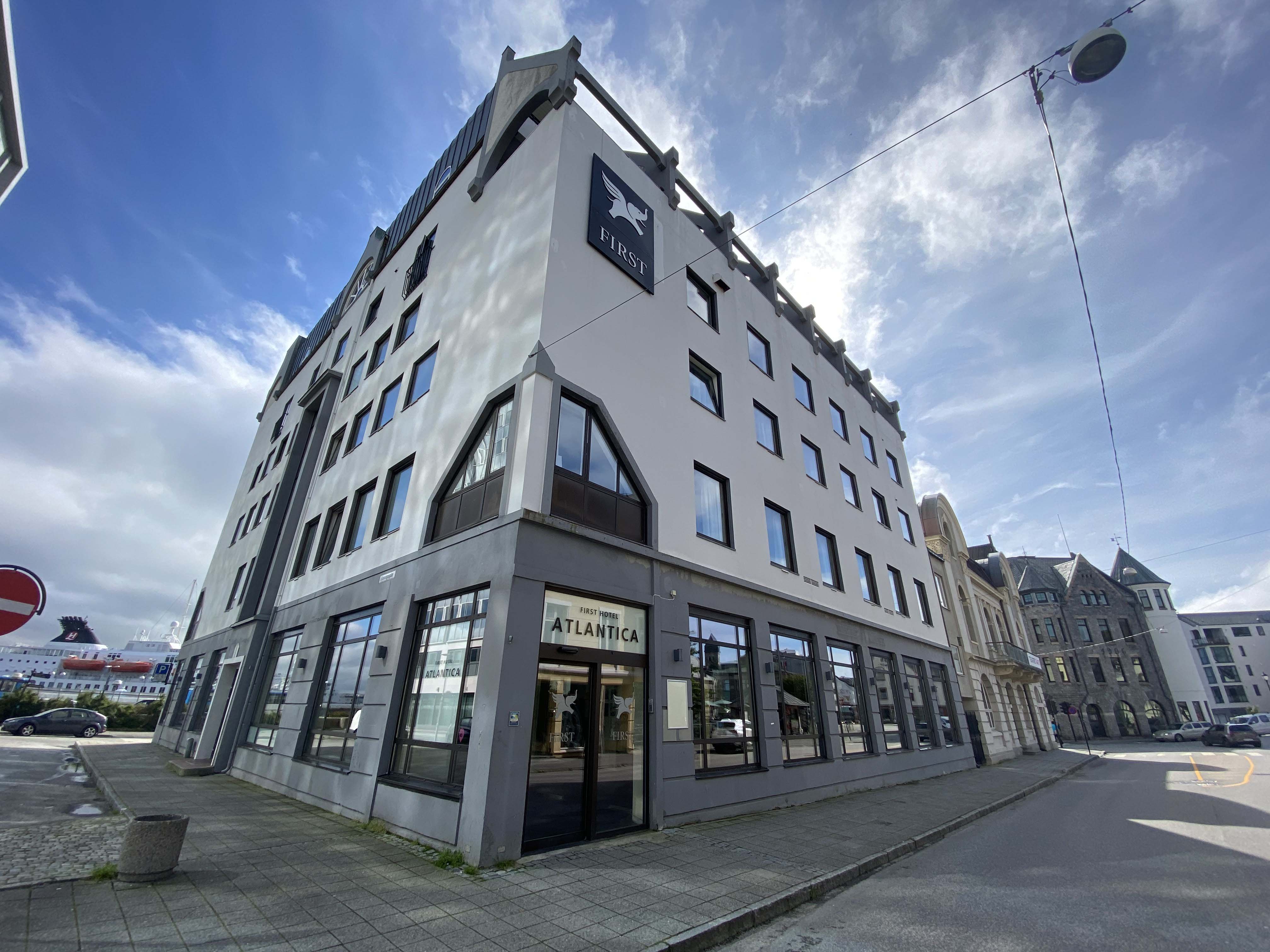 First Hotel Atlantica ligger midt i Ålesund sentrum.