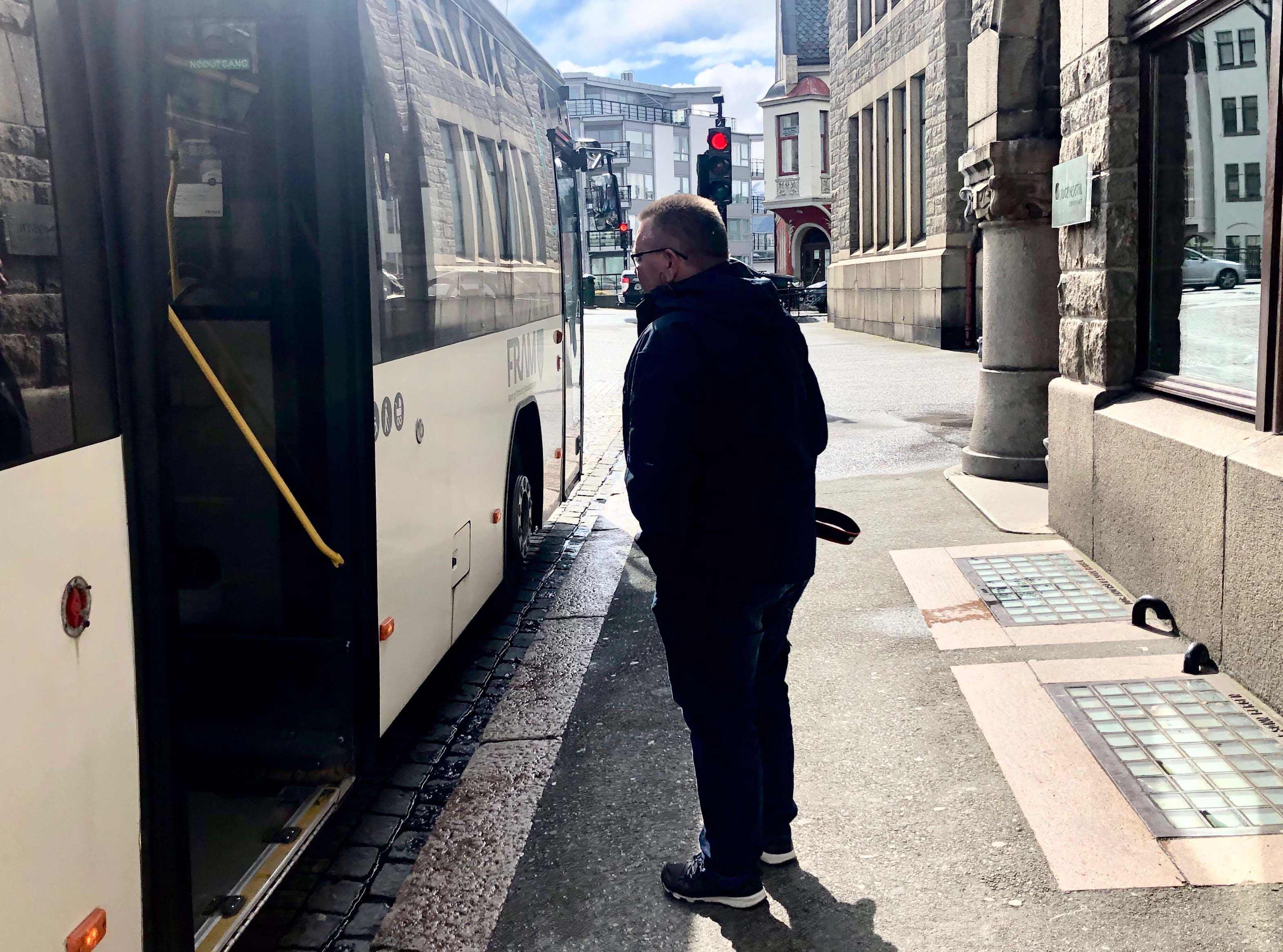 Bussene i Ålesundsområdet kjører nå med full kapasitet for å sikre at alle kommer seg til jobb og skole.