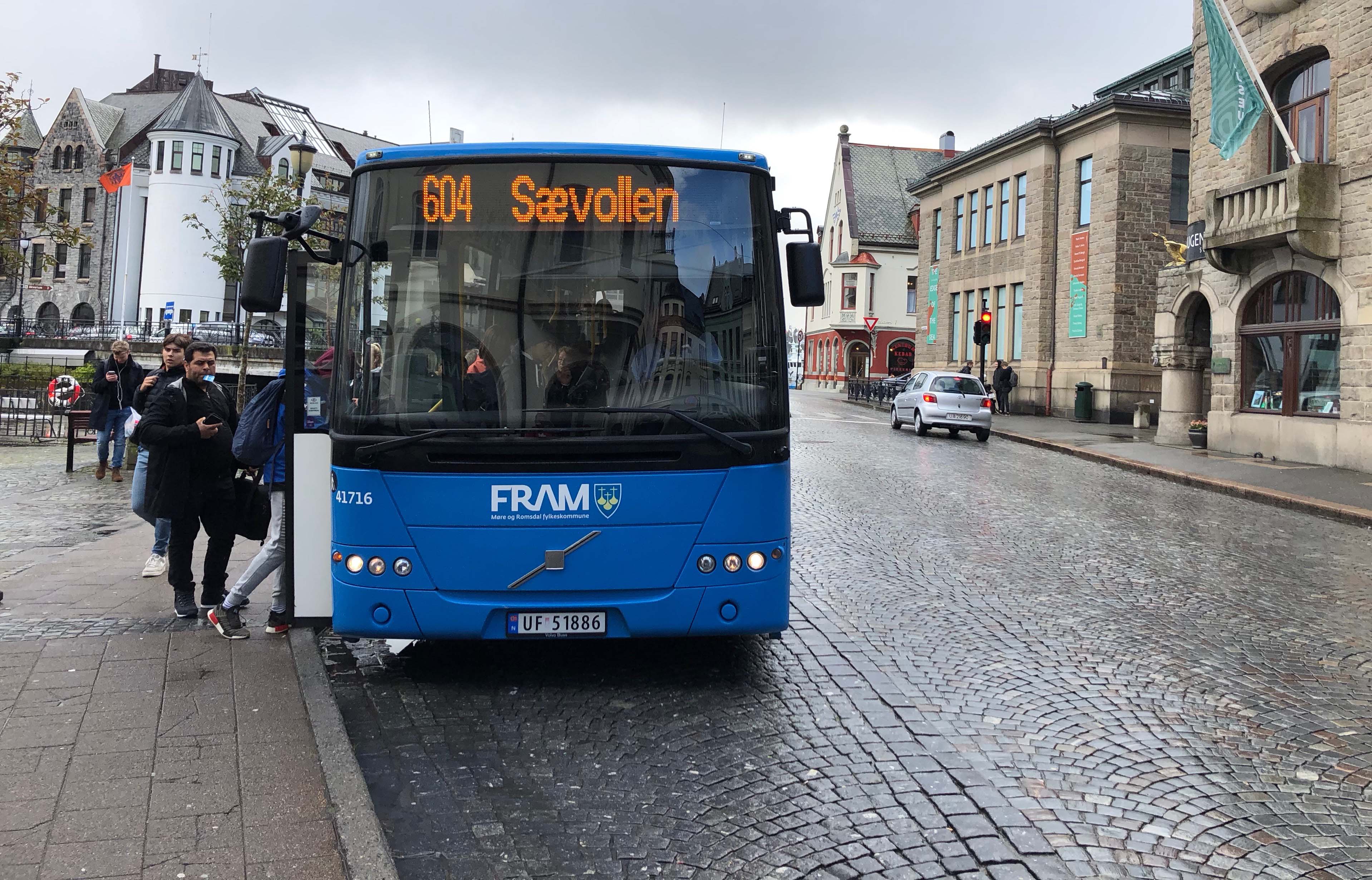 Fra mandag 17. august ble alle kapasitetsbegrensninger tatt bort på bussen. Det vil si at bussjåføren nå kan ta med så mange reisende som vognkortet tillater. For bybuss innebærer dette både sitte- og ståplasser, opplyser Fram.