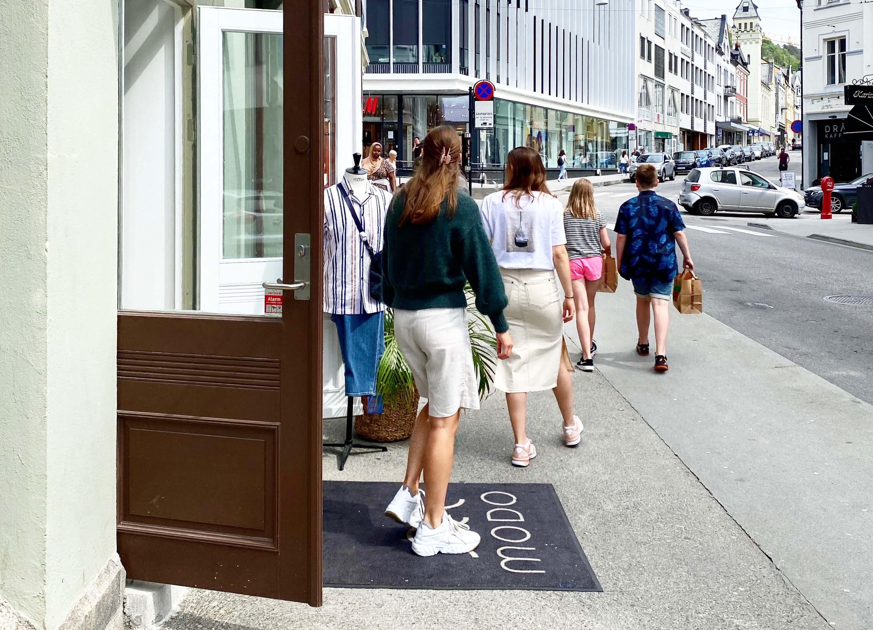 Ålesund sentrum opplevde drømmesommeren med fulle hoteller og besøkende som både handlet og benyttet seg av opplevelser.