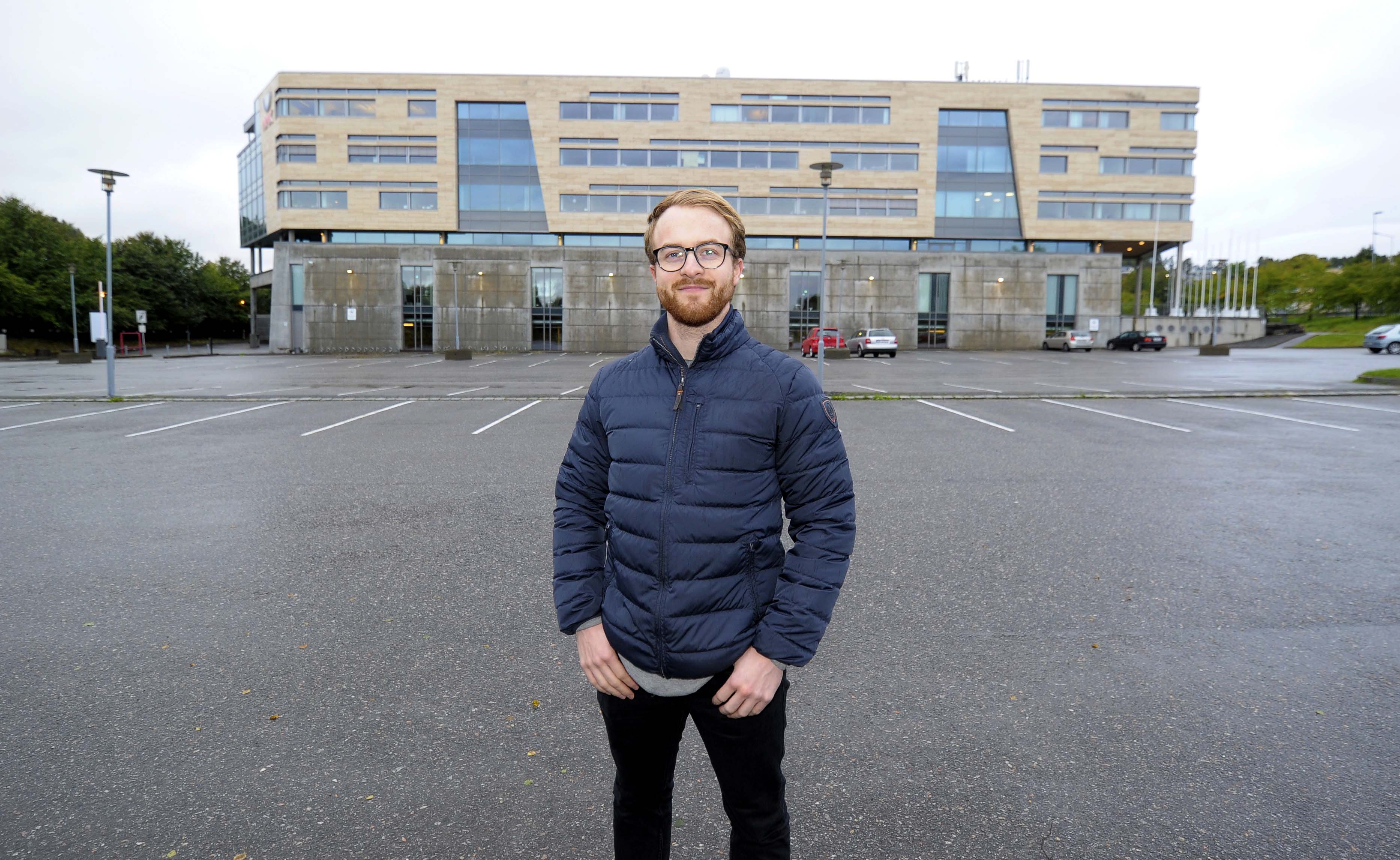 Parkeringsplassen til NMK passer bra til 100 biler som skal på kino. Arrangementsansvarlig for Ålesund Studentsamfunn er klar til Drive-In kino på lørdag.