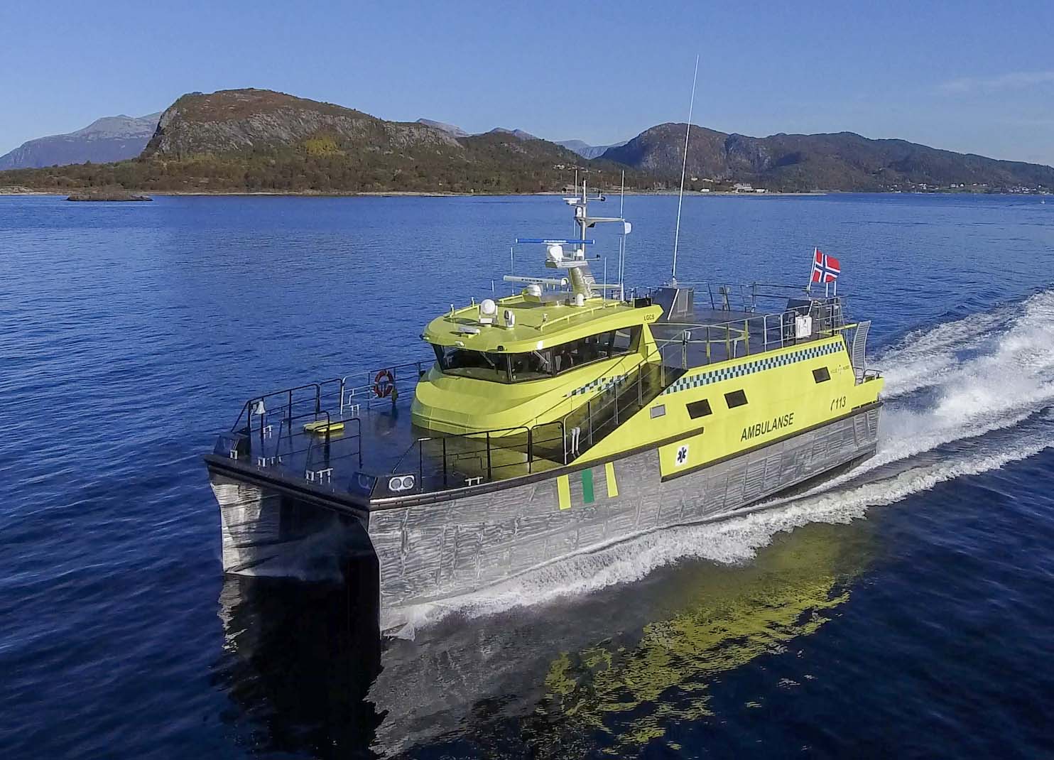 Etter fire måneders utrusting ved verftet i Ålesund, reiser Norges største ambulanse-katamaran nordover.