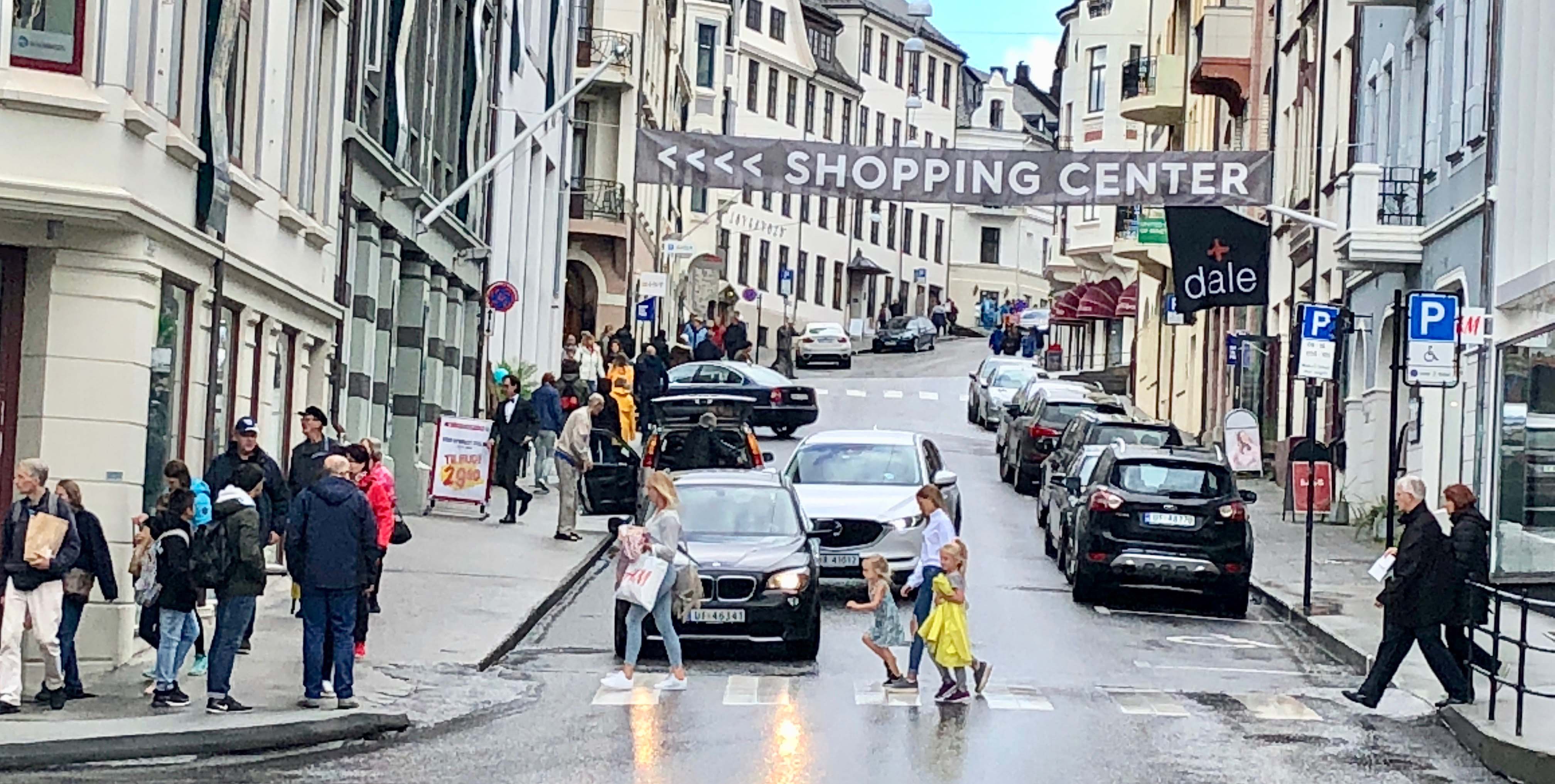 Tallene fra byens to kjøpesenter viser at der er mye folk i bysentrum. Og de handler.
