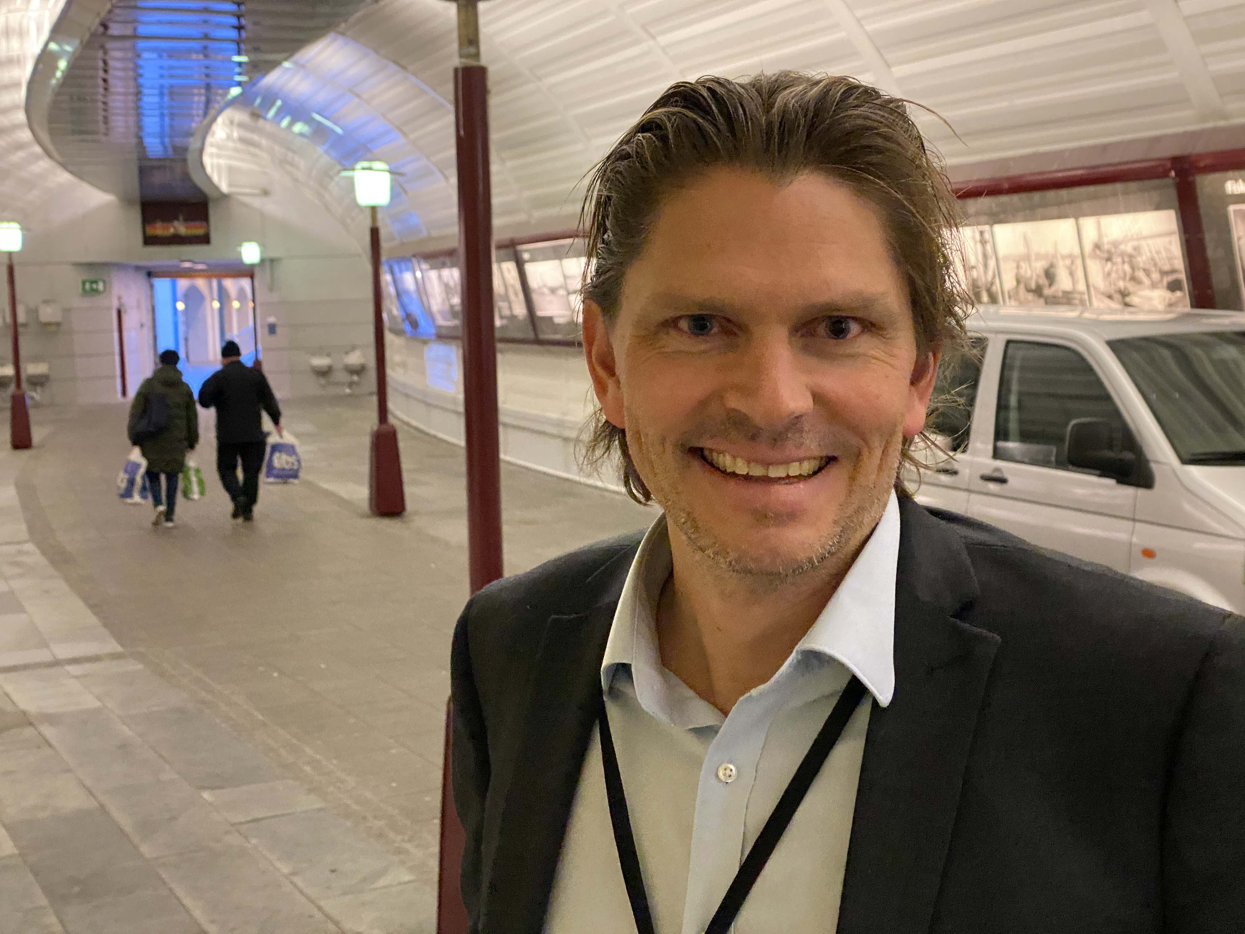 Helge Veum, stabssjef for Teknologi og innovasjon i Ålesund kommune, har i samarbeid med Telenor løst floken med dårlig dekning i Korsatunellen.